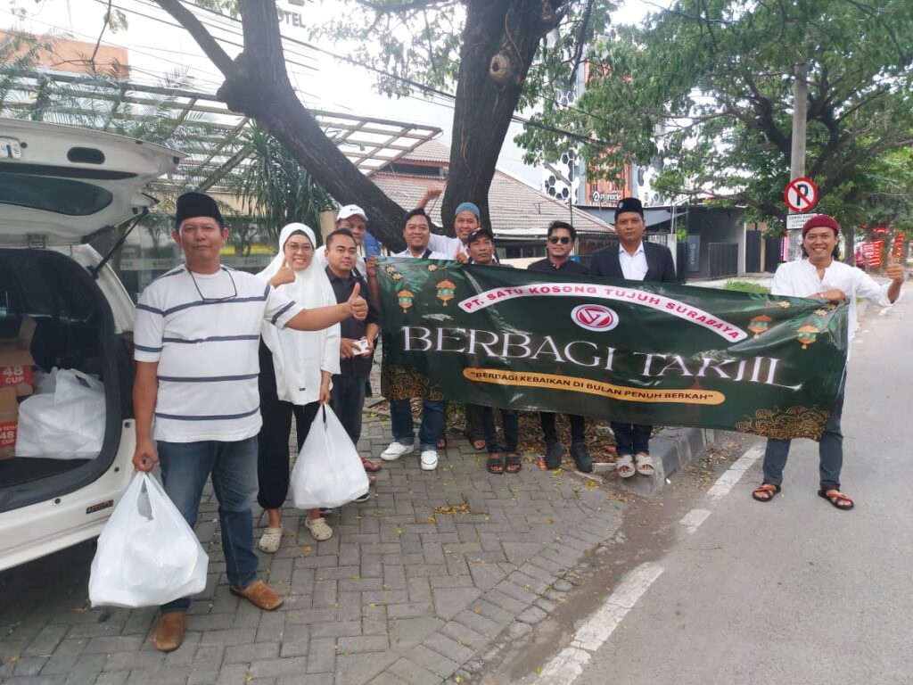 dpd oraski sb jatim didukung PT Satu Kosong Tujuh sedang membagikan takjil di surabaya