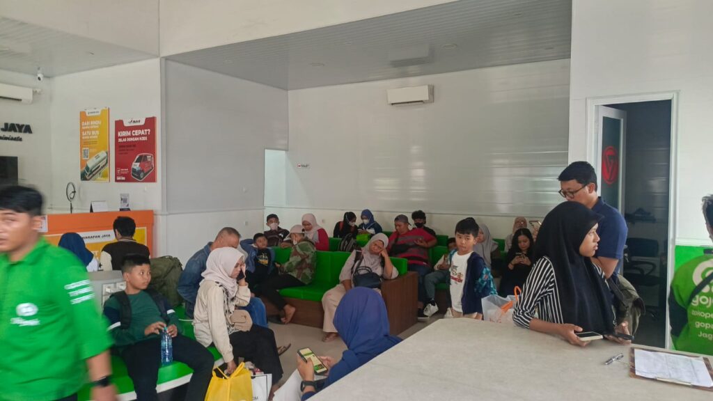 gambar para pemudik sedang menunggu dijemput driver online