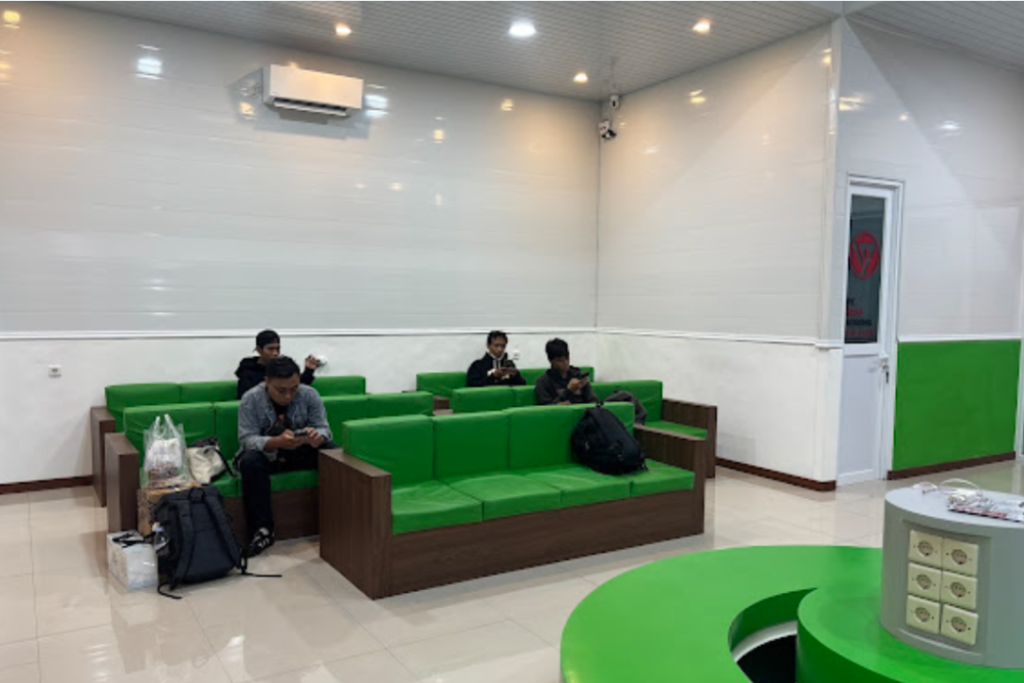 ruang tunggu lounge di gojek lounge medaeng sidoarjo