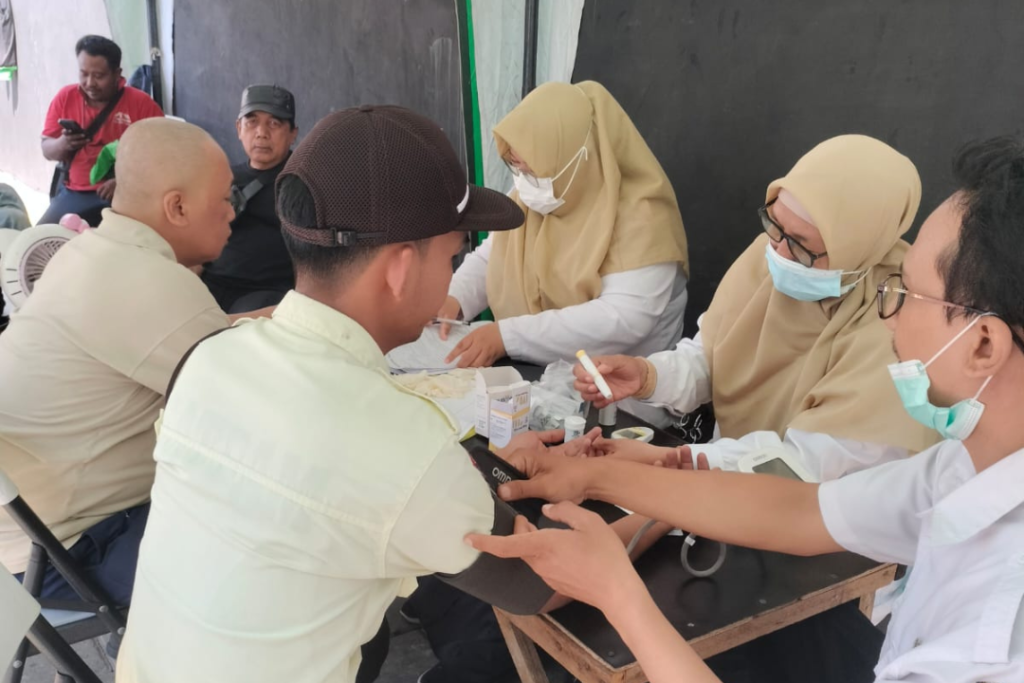 Petugas lapangan dan pelanggan Gojek Lounge Medaeng turut di cek ksehatannya Petugas lapangan dan pelanggan Gojek Lounge Medaeng turut di cek ksehatannya