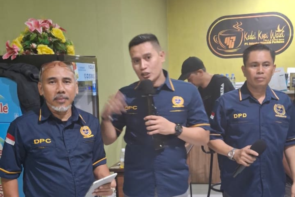 Marthen Luther Silamba, S.E., Andi Angga D. Manggabarani, S.E., dan Andi Mohammad Armin (dari kiri) 